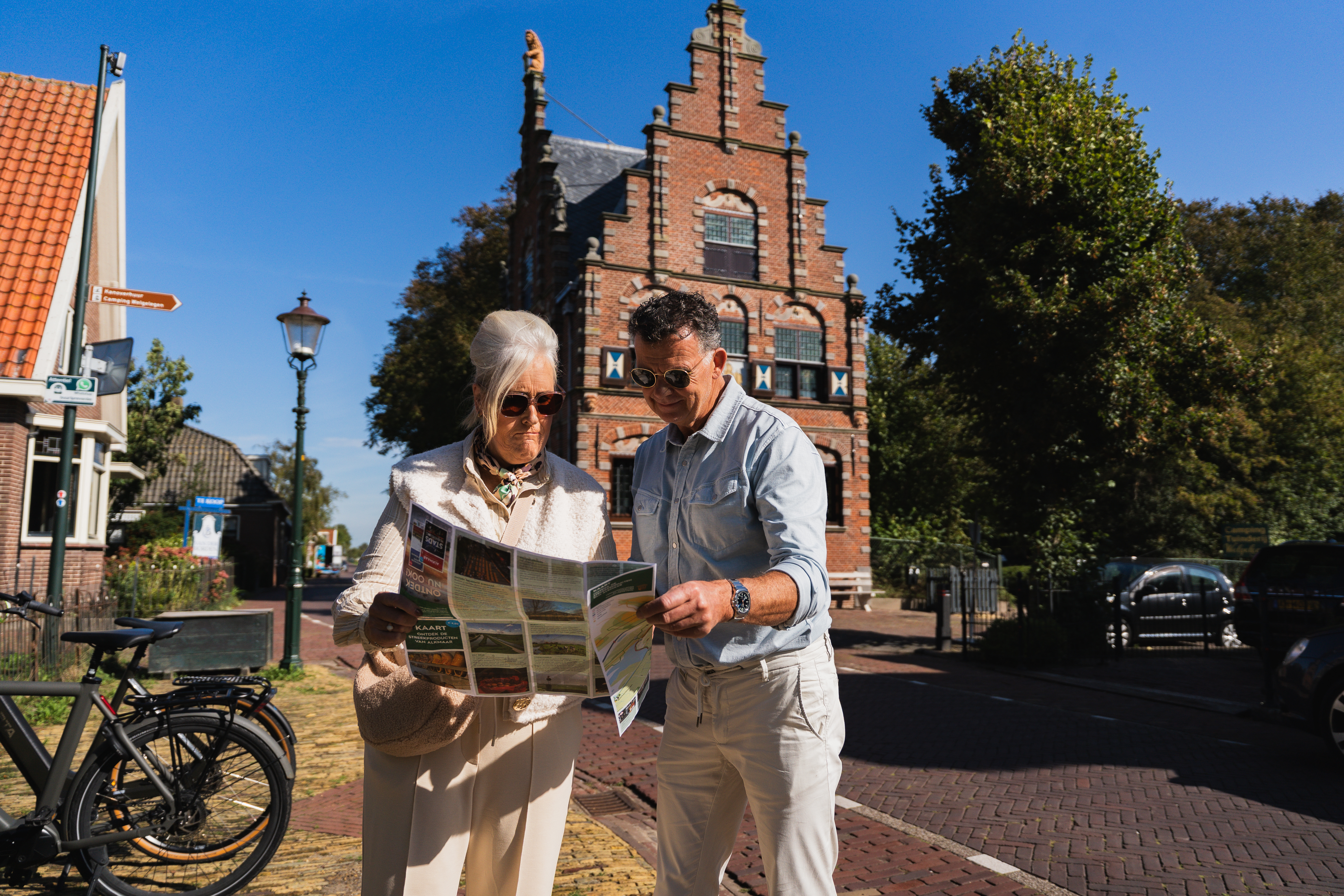 Koppel met kaart in De Rijp